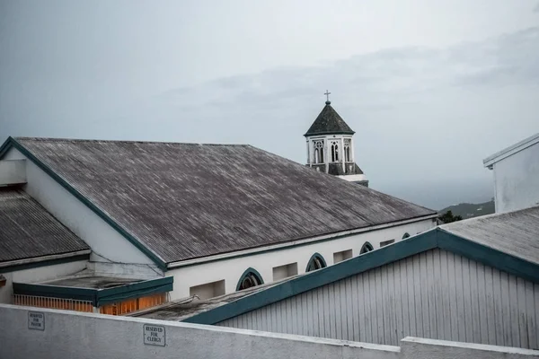 一个天主教教堂钟楼和顶部在 托马斯在美国维尔京群岛 — 图库照片