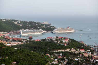 St Thomas, Virgin Adaları - 10 Temmuz - A doğal görünümü ile iki yolcu gemilerine şeridinin St Thomas, Virgin Adaları üzerinde 10 Temmuz 2018 göz ardı.