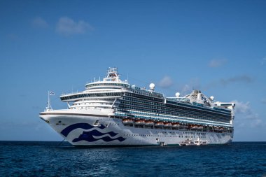 Prenses Cays, Bahamalar - 8 Temmuz - 8 Temmuz 2018 üzerinde küçük demirledi Caribbean Princess cruise gemi Prenses Cays Bahamalar ada.