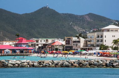 Phillipsburg, St Maarten - 11 Temmuz - 11 Temmuz 2018 Phillipsburg St Maarten beach, dükkan otel ve dağlar doğal bir bakış.