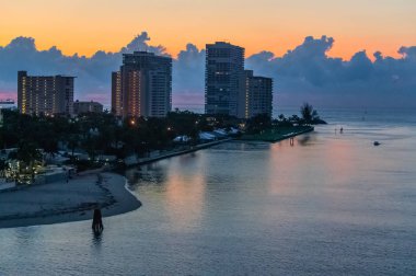 Fort Lauderdale Florida kıyı şeridi boyunca otel ile güneşin doğuşu adlı güzel gökyüzü.