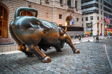 New York-Eylül 21: Ünlü Boğa Wall St, sabahın erken saatlerinde üzerinde 21 Eylül 2018 New York City.