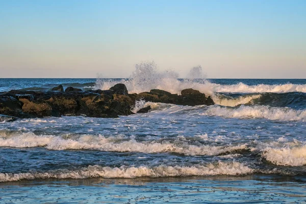 在新泽西海边的雅芳沿岸非常活跃的海浪中 海浪在码头上坠毁 — 图库照片