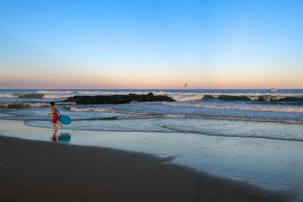 Avon Sea New Jersey Σεπτέμβριος Ένα Νεαρό Αγόρι Παιχνίδι Τρέχει — Φωτογραφία Αρχείου