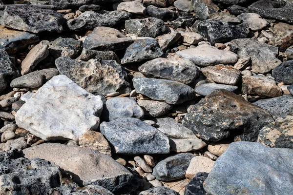 Eine Nahaufnahme Von Felsen Die Einem Abgelegenen Strand Auf Den — Stockfoto