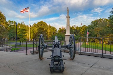 Tarihi bir top ve George Washington Anıtı heykel Washington Crossing Park dolar ilçe Pennsylvania.