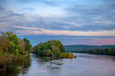 Washington Crossing dolar ilçe Pennsylvania yakınındaki Delaware Nehri'nin bir sabah erken görünümü.