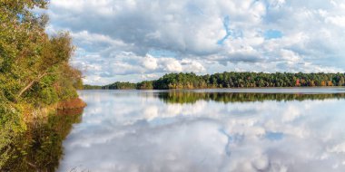Sonbahar panoramik Prospertown Gölü içinde Monmouth ilçe New Jersey.