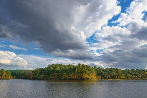 在杰克逊新泽西的 Prospertown 湖上的巨大云彩 — 图库照片