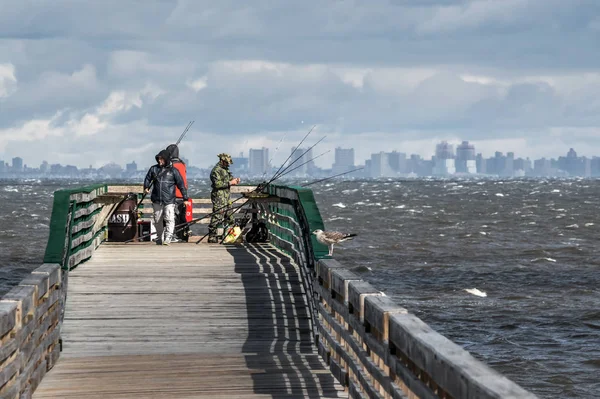 Middletown New Jersey November Fiskarna Blåsig Höstdag Fiska Långa Träpiren — Stockfoto