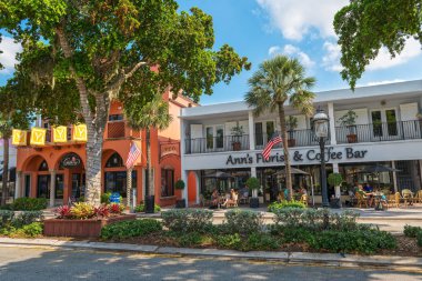 Fort Lauderdale, Florida - 14 Temmuz - A tropikal sokak sahne kahvehane ve insanlar üzerinde 14 Temmuz 2018 yılında Fort Lauderdale Florida ile.