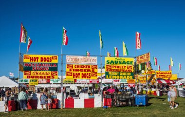 Mercer ilçe İtalyan Fest üzerinde 23 Eylül 2017 West Windsor NJ sırasında Batı Windsor, New Jersey - 23 Eylül - renkli işaretleri yiyecek standları.