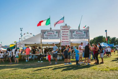 West Windsor, New Jersey - 23 Eylül - insanlar Mercer ilçe İtalyan Fest üzerinde 23 Eylül 2017 West Windsor NJ sırasında festival gıdalar zevk.