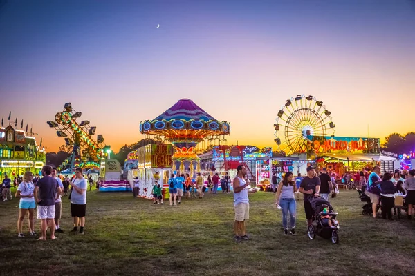 West Windsor, New Jersey - 23 Eylül - lunapark sürmek ve bir sürü insan West Windsor Nj 23 Eylül 2017 üzerinde 18 yıllık Mercer ilçe İtalyan Amerikan Festivali katıldı.