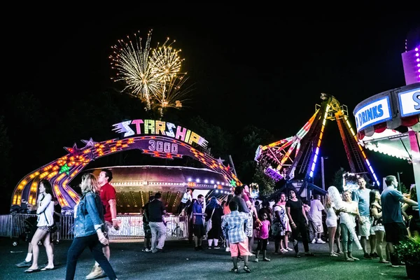 新泽西上自由人 7月11日 游乐园游乐设施和许多人参加了2015年7月11日在新泽西上自由人举行的新泽西自由节 — 图库照片