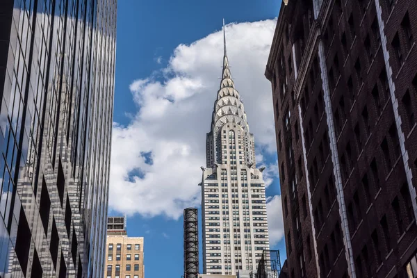 Nova Iorque Julho Icônico Chrysler Building Frames Por Edifícios Circundantes — Fotografia de Stock