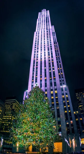 Gratte Ciel Emblématique Qui Domine Célèbre Sapin Noël Rockefeller Center — Photo