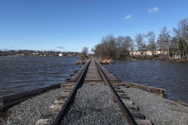 Eisenbahngleise Überqueren Manalapan Lake Thompson Park Middlesex County Neues Trikot — Stockfoto