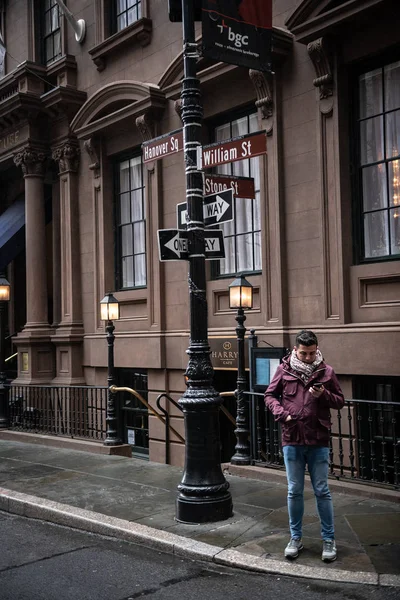 Nowy Jork Kwiecień Człowiek Inteligentny Telefon Rogu Ulicy Dolnym Manhattanie — Zdjęcie stockowe