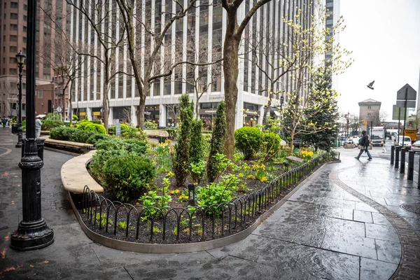 New York Duben Jarní Pohled Malý Park Zahradou Zatažené Den — Stock fotografie