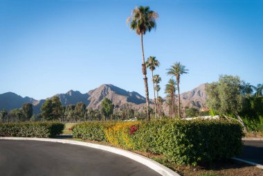 Doğal Indian Wells California mavi göklerin, dağlar ve palmiye ağaçları.