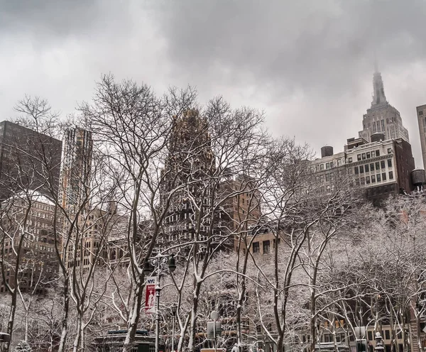 New York February Pilvistä Näkymä Empire State Building Kohoaa Yli — kuvapankkivalokuva