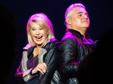 Olivia Newton John canlı kırmızı banka Nj Count Basie Theater üzerinde 12 Nisan 2017.