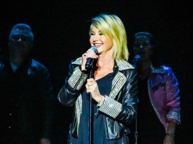 Olivia Newton John canlı kırmızı banka Nj Count Basie Theater üzerinde 12 Nisan 2017.