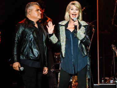 Olivia Newton John canlı kırmızı banka Nj Count Basie Theater üzerinde 12 Nisan 2017.
