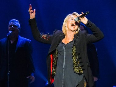Olivia Newton John canlı kırmızı banka Nj Count Basie Theater üzerinde 12 Nisan 2017.