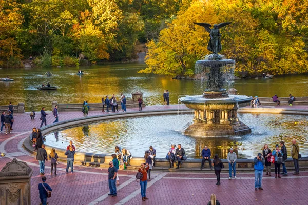 All Around the Fountain — Stock Photo, Image