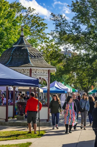 Promenade à travers la foire — Photo