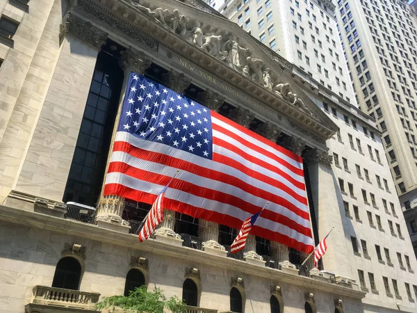 New York Luglio Una Grandissima Bandiera Americana Avvolge Borsa New — Foto Stock