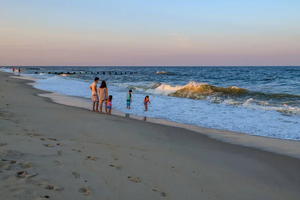 Long Branch Nowa Jersey Sierpnia Rodzina Spędza Czas Plaży Zmierzchu — Zdjęcie stockowe