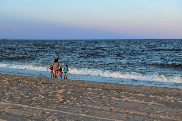 Long Branch Nowa Jersey Sierpnia Rodzina Spędza Czas Plaży Zmierzchu — Zdjęcie stockowe