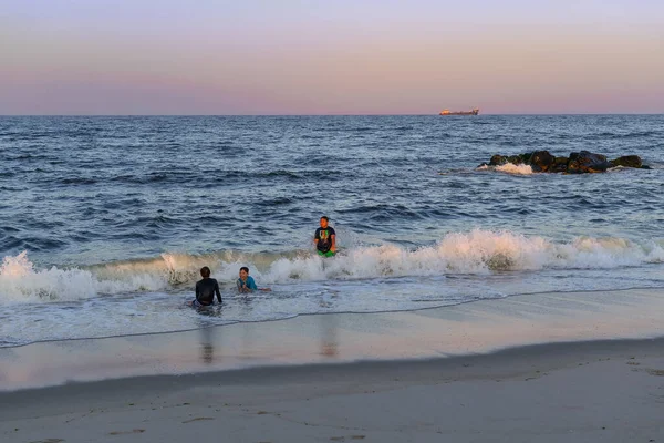 Long Branch New Jersey Αυγουστου Νεαρά Αγόρια Από Σερφ Στις — Φωτογραφία Αρχείου