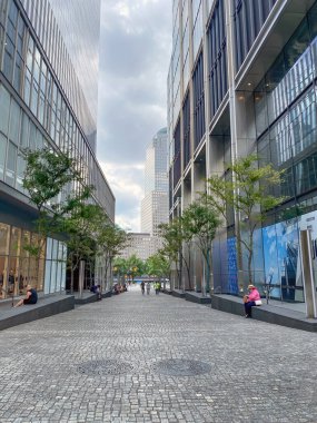 NEW YORK-AUGust 25: Boş kaldırım taşları sokakları ve modern gökdelenler 25 Ağustos 2020 'de aşağı Manhattan' da görüldü.