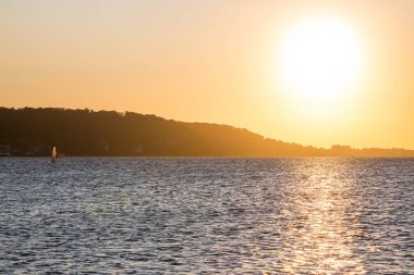 Jersey sahili boyunca Sandy Hook Körfezi 'nde canlı bir günbatımı.