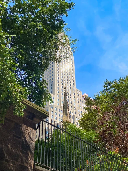 Kijkend Naar Een Lagere Manhattan Wolkenkrabber Een Heldere Zomerdag — Stockfoto