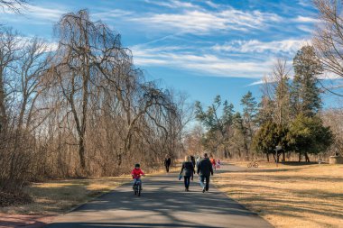 HILLSBOROUGH, New JERSEY - 23 Şubat: İnsanlar 23 Şubat 2020 'de Hillsborough New Jersey' deki Duke Farms 'ta kışın hareketli yürüyüşünün keyfini çıkarıyorlar..