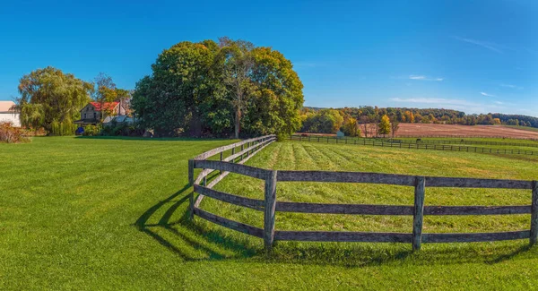 Una Escena Granja Rural Panorámica Con Valla Madera Campo Condado —  Fotos de Stock