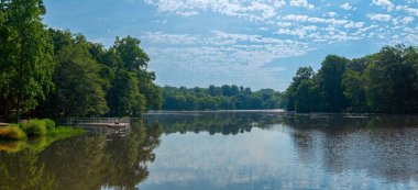 Freehold, New Jersey 'deki Topanemus Gölü' nün panoramik görüntüsü.