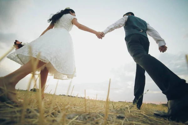 Matrimonio Sposa Sposo Tengono Mano Incontrano Tramonto Una Bella Coppia — Foto Stock