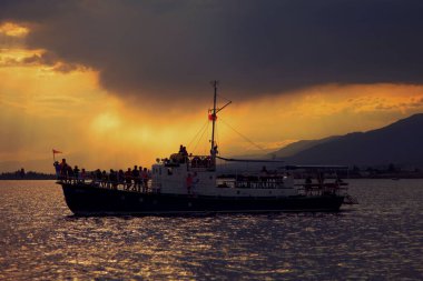 Büyük bir su kütlesi içinde küçük bir tekne.