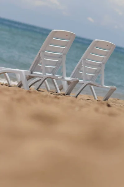 Cadeira Convés Areia Costa Relaxe Relaxe Praia Água Azul Mar — Fotografia de Stock