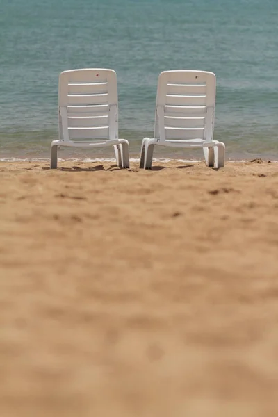 Güverte Sandalyesi Sahildeki Kumda Rahatla Sahilde Rahatla Okyanus Denizindeki Mavi — Stok fotoğraf