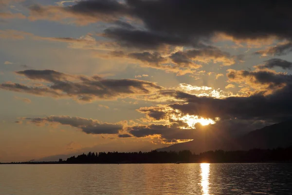 Wolken Die Sich Während Des Sonnenuntergangs Wasser Spiegelten Hochwertiges Foto — Stockfoto