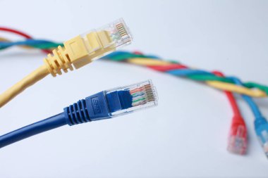 Ağ ethernet kabloları. Optik ve ethernet bağlantılı kablolarla ağ anahtarı. Yüksek kalite fotoğraf