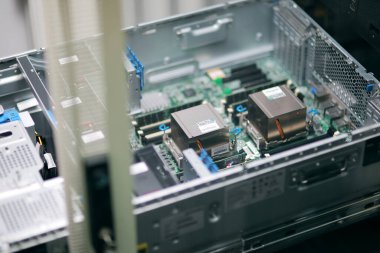 Ağ ethernet kabloları. Optik ve ethernet bağlantılı kablolarla ağ anahtarı. Yüksek kalite fotoğraf