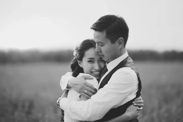 幸せな花嫁と新郎は日没時に公園で互いに抱擁 結婚式 幸せな愛の概念 高品質の写真 — ストック写真